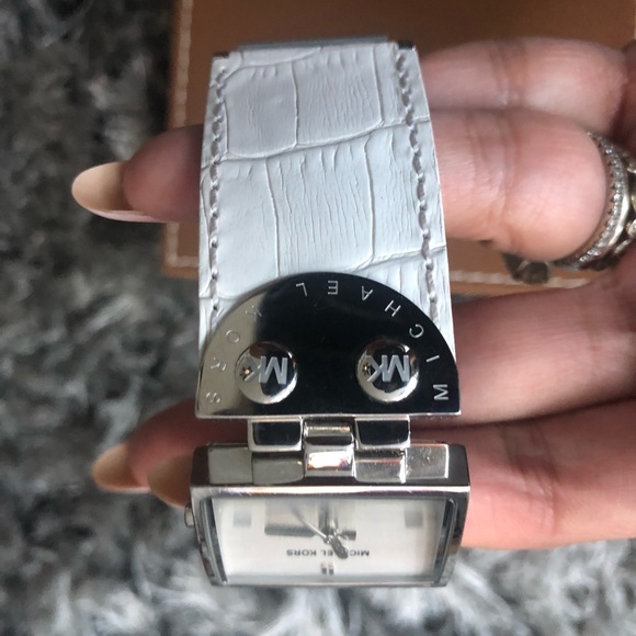 ‼️Price ⬇️ ‼️ MK leather cuff/bracelet watch - Picture 3 of 6